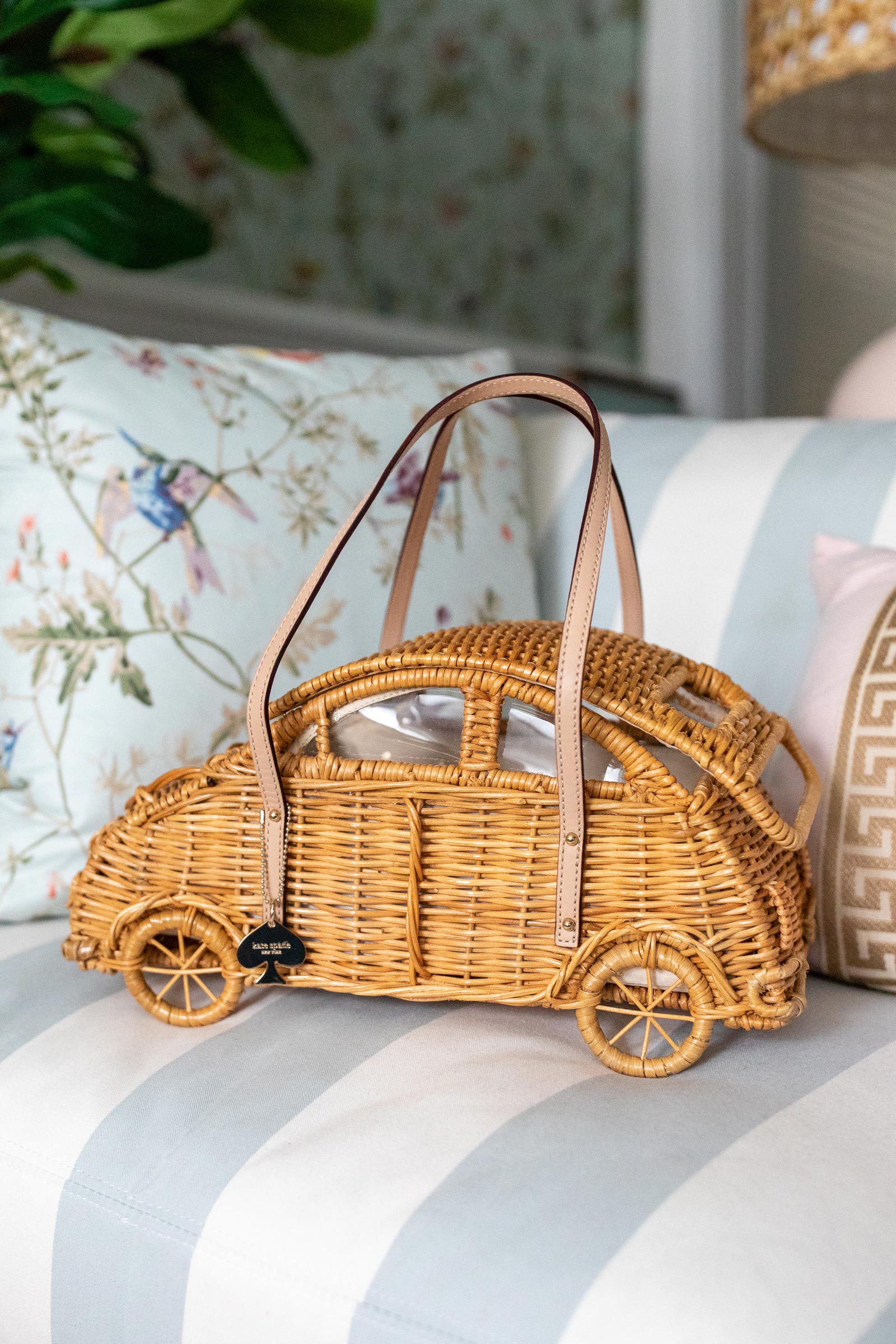 Deals on Kate Spade Purses, Handbags and Totes for Spring 2022